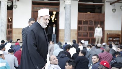 إقبال آلاف المصلين على الجامع الأزهر لتأدية العشاء والتراويح 