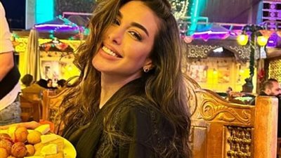 ياسمين صبري بالنقاب في جولة خفية بشارع المعز.. صورة
