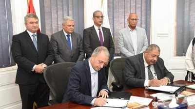 محافظ الفيوم يشهد توقيع عقد إعادة تأهيل محطة معالجة مياه كوم أوشيم