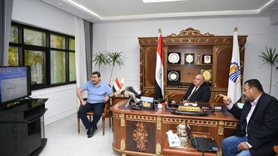 بطول 200 متر.. محافظ قنا يستعرض مقترحات تنفيذ كورنيش غرب النيل 