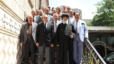 محافظ الشرقية يزور مطرانية فاقوس ويهنئ الأنبا والإخوة المسيحيين بعيد القيامة المجيد