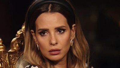 إيمان العاصي تشارك الجمهور صور بشخصية دلال فتح الله