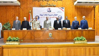 محافظ أسيوط يشهد احتفالية ليلة القدر ويكرم 80 من حفظة القرآن 