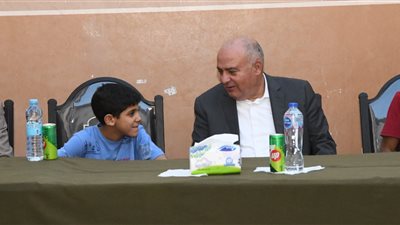 محافظ قنا يشارك أطفال وأيتام مؤسسة أحمد جبرة الإفطار الجماعي 