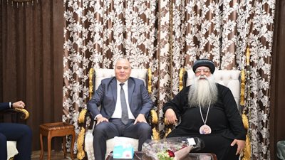 محافظ قنا يزور الأنبا تكلا للتهنئة بمناسبة عيد القيامة المجيد