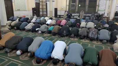 فيسبوك يشتعل بحادثة وفاة مصلي في التهجد بأحد مساجد المنيا