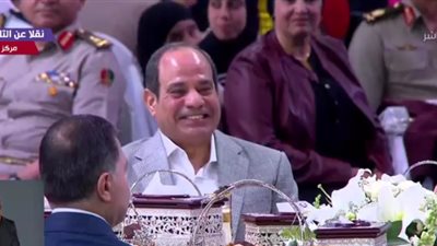 الرئيس السيسي يداعب أحمد زاهر وابنته في احتفالية أسر الشهداء بعيد الفطر