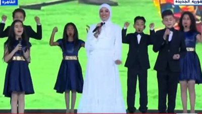 هلا رشدي بإطلالة بيضاء في احتفالية العيد بحضور الرئيس السيسي