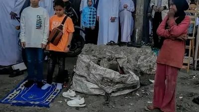 أبكت الناس دون النطق بكلمة.. فتاة يكسوها الحزن أثناء صلاة العيد