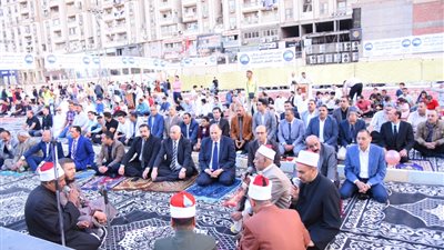 صور.. سعد والمنشاوي يشهدان صلاة العيد بساحة أرض الملاعب بحي شرق أسيوط 