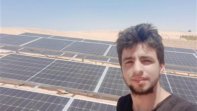 خاص| تجربة المهندس محمود في تركيب محطات الطاقة المتجددة: «تحول الصحراء لجنة خضراء»