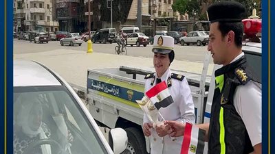 صور.. رجال الشرطة يشاركون المواطنين احتفالات عيد الفطر بتوزيع الهادايا والورود