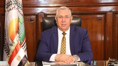 وزير الزراعة يتابع سير العمل ويوجه بمنع التعدي على الأراضي 