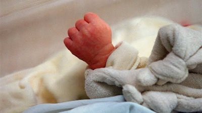 أهالي قنا يعثرون على طفل رضيع ملقى على الطريق بنجع  حمادي 