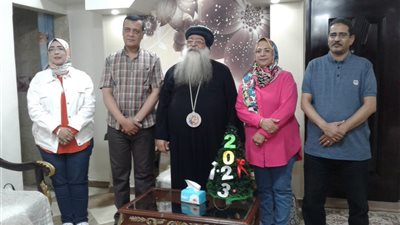 بمناسبة عيد القيامة المجيد.. وكيل تعليم قنا يقدم تهنئة للأنبا تكلا مطران دشنا