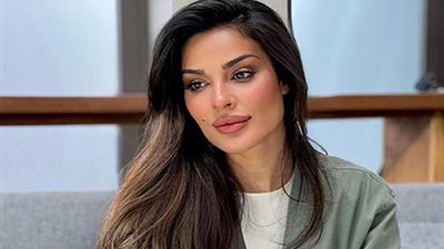 «بالمايوه».. نادين نجيم تثير الجدل بجلسة تصوير جريئة مع خطيبها