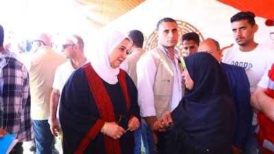 وزيرة التضامن الاجتماعي تلتقي أسر شهداء بئر العبد خلال زيارتها لشمال سيناء