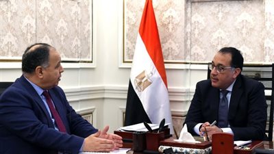 رئيس الوزراء يستعرض مع وزير المالية مستهدفات موازنة العام المالي المقبل
