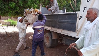 حفاظاً على المظهر الحضاري.. محلية نجع حمادي تواصل حملات النظافة ورفع الإشغالات