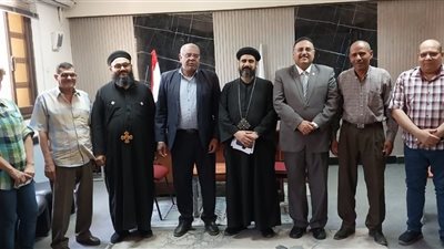 وفد مطراية نجع حمادي يهنئ الإدارة التعليمية شمال قنا بعيد الفطر المبارك 