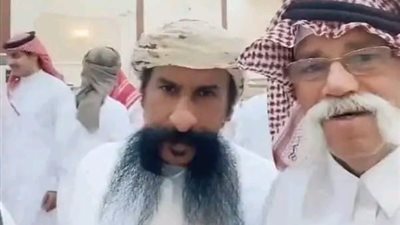 فيديو يثير الجدل.. سعوديين يستعرضون شواربهم الطويلة في مناسبة عامة