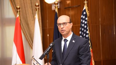 رئيس جامعة أسيوط يستعرض برامج المركز الجامعي للتدريب المهني