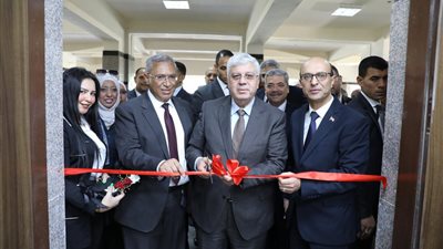 وزير التعليم العالي يفتتح فرع هيئة تمويل العلوم بجامعة أسيوط