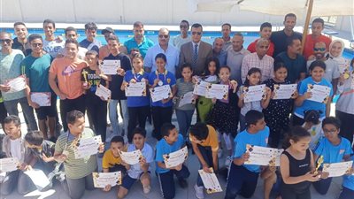 بميداليات وشهادات تقدير.. تعليم قنا يكرم الفائزين بالبطولة التنشيطية للسباحة