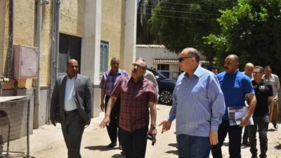 محافظ أسيوط يتفقد مركز صحة الأسرة بقرية علوان لمتابعة سير العمل