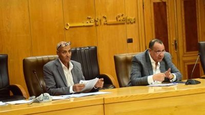 محافظ الأقصر يوجه بالاستماع لشكاوي المواطنيين والعمل علي حلها