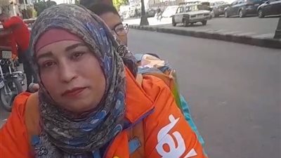 هبة أول سيدة صعيدية تعمل بمهنة الدليفري.. اعرف حكايتها