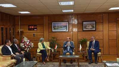 رئيس جامعة أسيوط يلتقي وفدا من معهد تكنولوجيا المعلومات