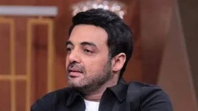 عمرو محمود ياسين يدافع عن صورة البنتين المتداولة في جنازة مصطفى درويش