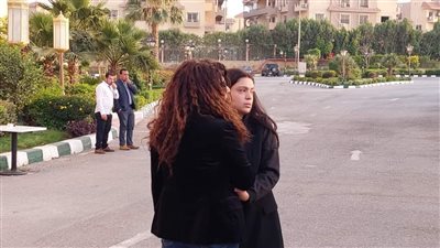 الحزن يسيطر على ملامح خطيبة مصطفى درويش في العزاء