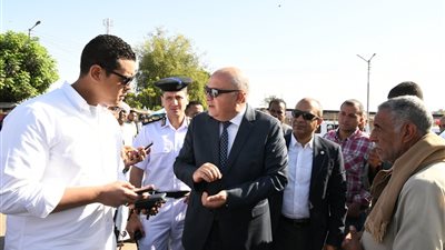 محافظ قنا يتفقد مجمع المواقف للتأكد من إلتزام السائقين بأسعار التعريفة الجديدة 