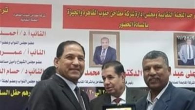 مطاحن جنوب القاهرة تكرم مختار أبو الفتوح بدرع التميز الإنتاجي