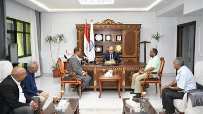 محافظ قنا يستقبل رئيس الإدارة المركزية للتعاون الزراعي لمتابعة توريد القمح