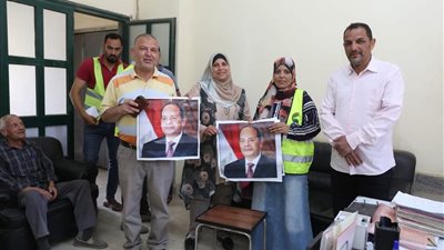 لرسم البهجة على وجوههم.. حزب مستقبل وطن يهنئ العمال في الشوارع