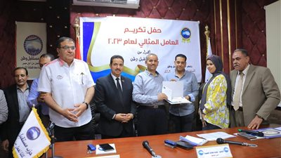 حزب مستقبل وطن يكرم العمال المثاليين بالمنيا