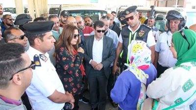 محافظ دمياط تتفقد مواقف السيارات لكشف تطبيق تعريفة الركوب الجديدة
