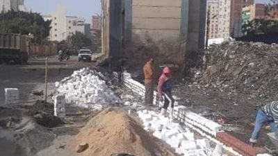 مواصلة عمليات رفع القمامة وتسوير قطعة أرض فضاء في الزقازيق