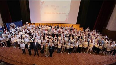 السفارة الأمريكية بالقاهرة تحتفل بتخرج 157 طالباً وطالبة في برنامج تعلم الإنجليزية
