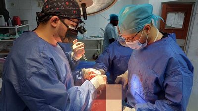 الفريق الطبي بجامعة أسيوط ينقذ شاباً من الموت المحقق