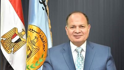 محافظ أسيوط يؤكد مواصلة الحملات الرقابية على المواقف للالتزام بالتعريفة الجديدة