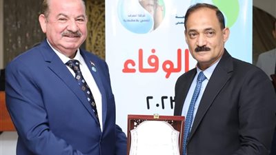 تكريم رئيس مياه أسيوط من شركة الصرف الصحي بالإسكندرية