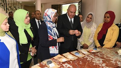 محافظ قنا يتفقد ورش تدريب الفتيات بفرع المجلس القومي للمرأة