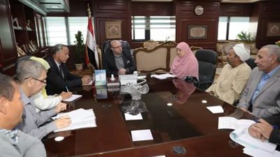 محافظ بني سويف يتابع شكاوي أهالي عزبة مطيريد بكوم أبوخلاد