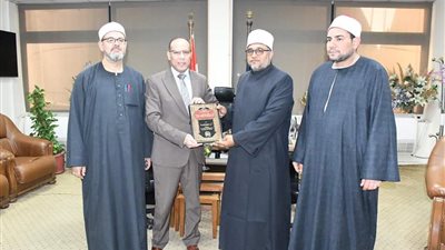 جامعة القناة تتلقى موسوعة الثقافة الإسلامية من وزارة الأوقاف