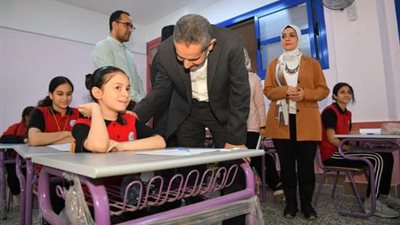 محافظ الغربية يتفقد الامتحانات ويمنح مكافأة لمدير مدرسة ويحيل آخرين للتحقيق