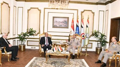 وزير الدفاع  يبحث التعاون العسكري مع نظيره العراقي